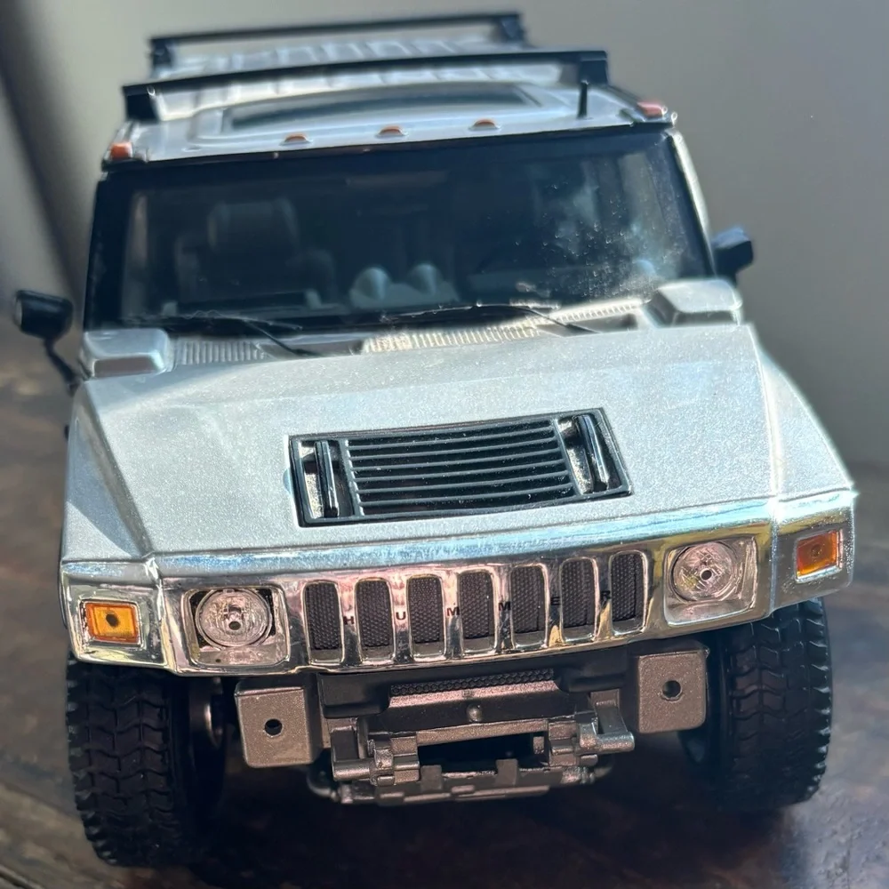 Maisto Premiere Edition Silver Hummer H2 SUV [1:18 Scale]